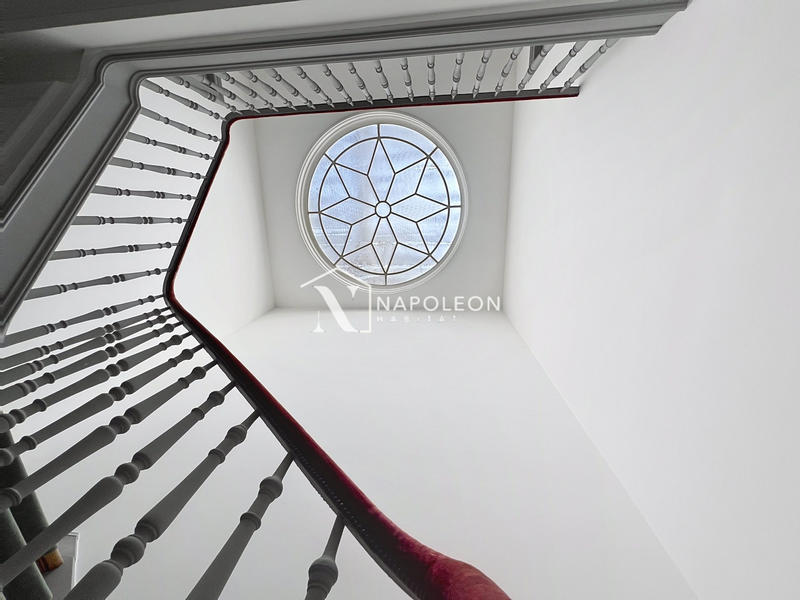 Maison - 260 m² - 7 pièces