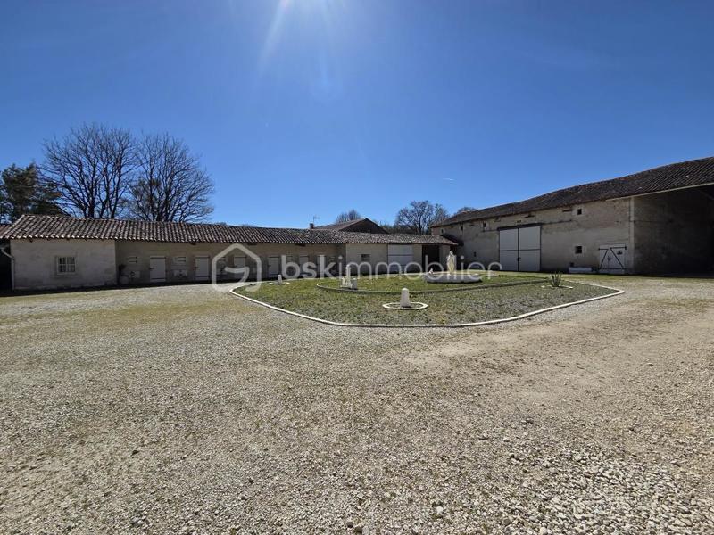 Propriété - 245 m² - 7 pièces