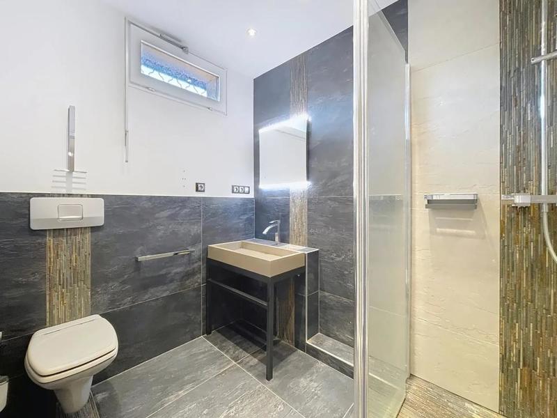 Maison - 215 m² - 7 pièces