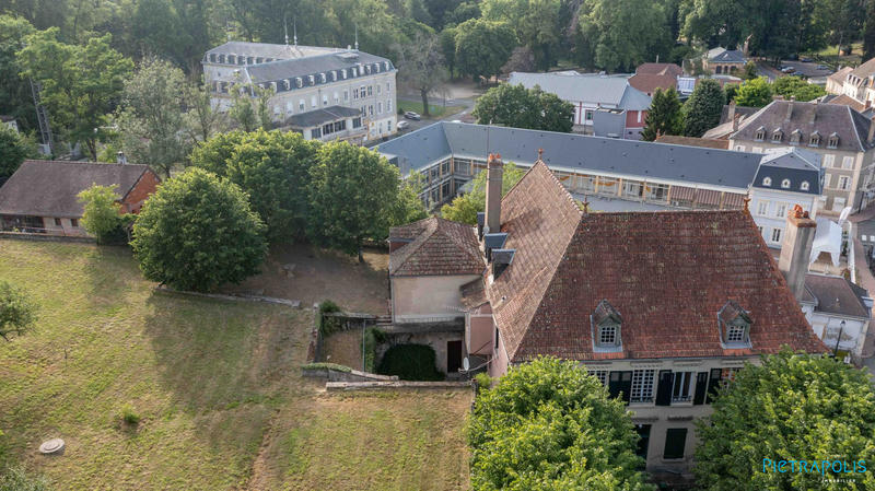 Maison - 300 m² - 8 pièces