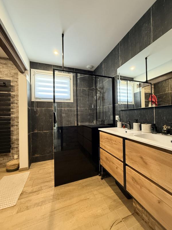 Maison traditionnelle - 166 m² - 9 pièces