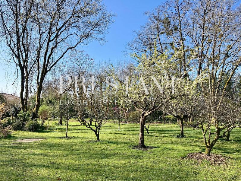 Maison - 415 m² - 10 pièces