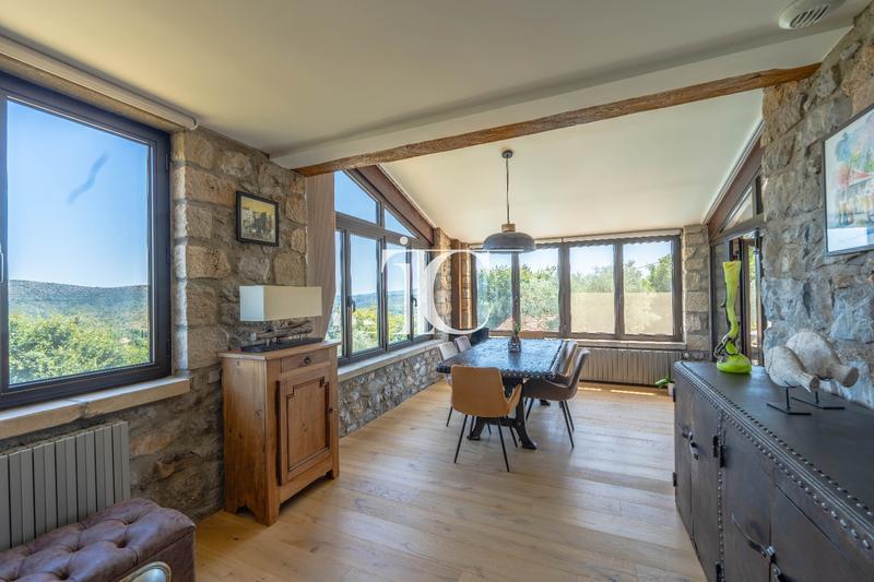 Maison - 166 m² - 7 pièces