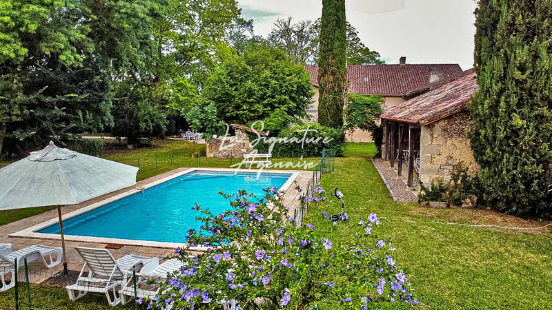 Propriété - 297 m² - 10 pièces