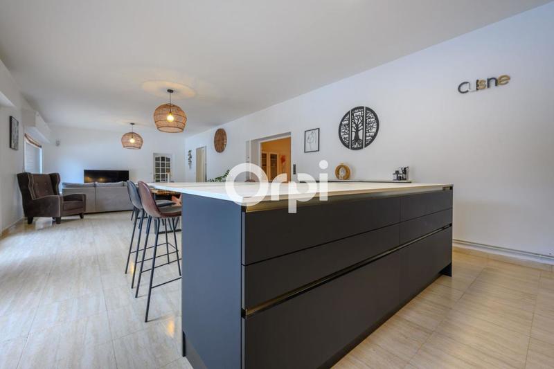 Maison - 250 m² - 6 pièces