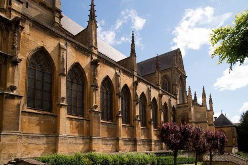 Visite guidée de la Basilique de Mézières, ses vitraux et son trésor d'art sacré