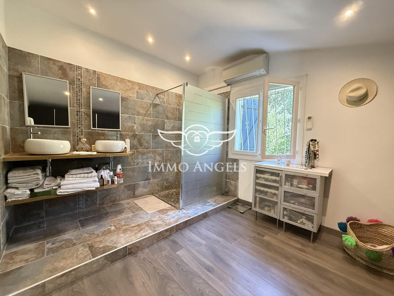 Maison - 220 m² - 7 pièces