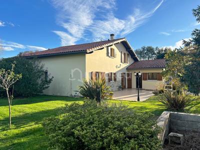 Maison - 210 m² - 8 pièces