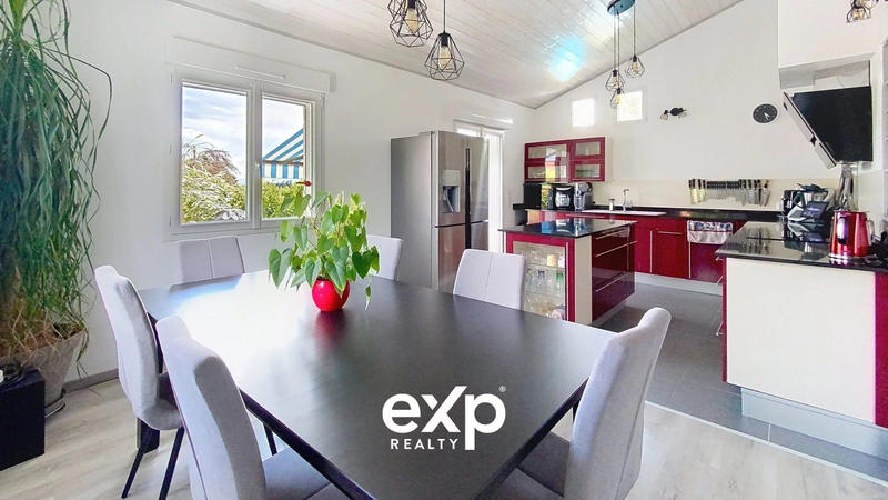 Maison - 219 m² - 9 pièces