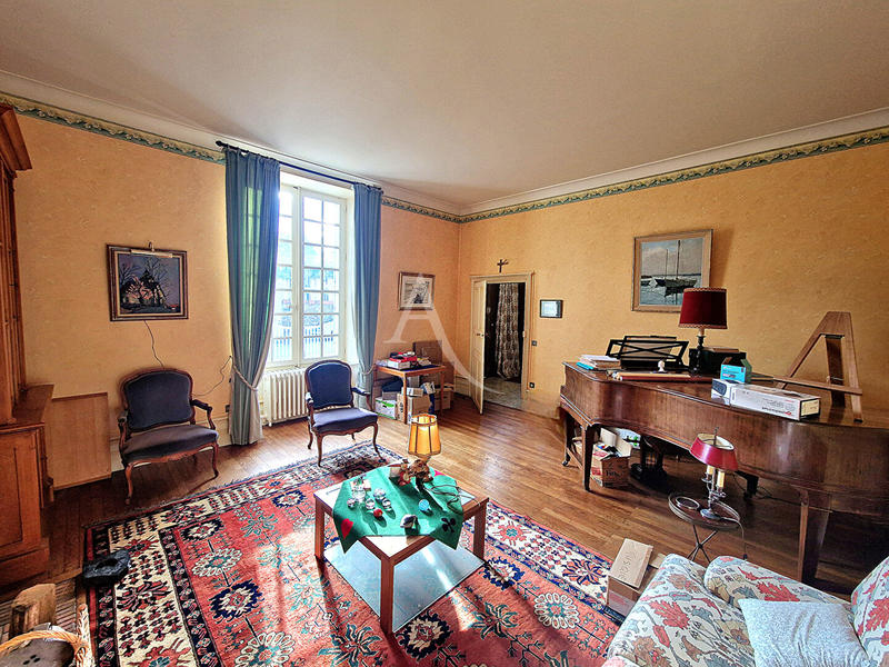 Maison - 307 m² - 10 pièces