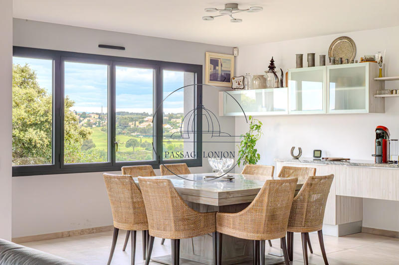 Villa - 256 m² - 8 pièces