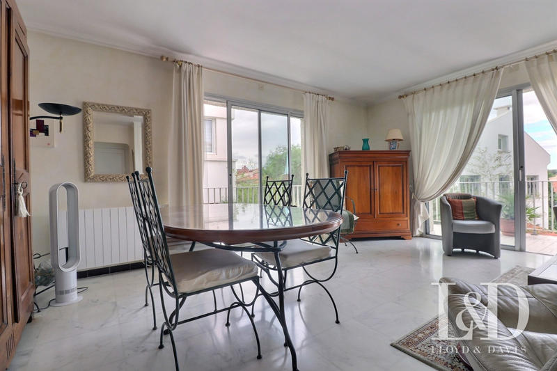 Maison - 243 m² - 10 pièces