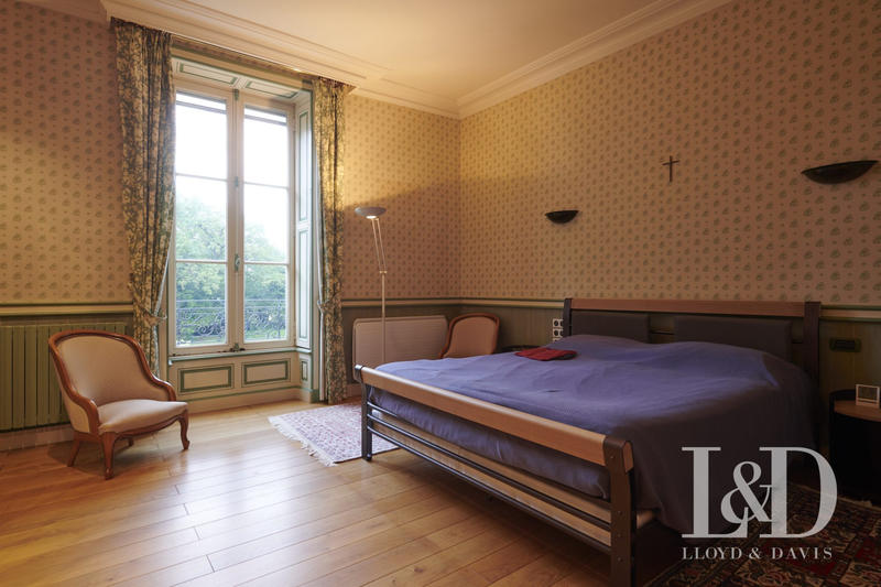 Maison - 460 m² - 10 pièces