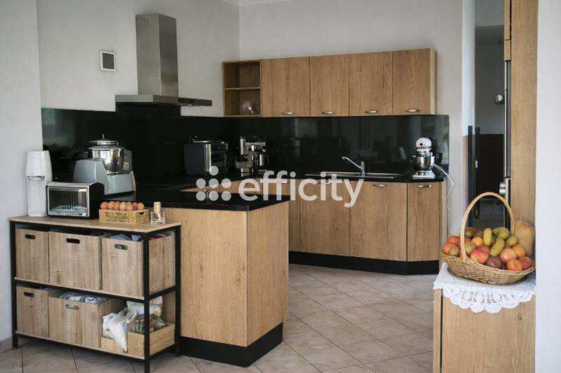 Maison - 254 m² - 9 pièces