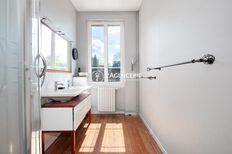 Maison - 235 m² - 9 pièces