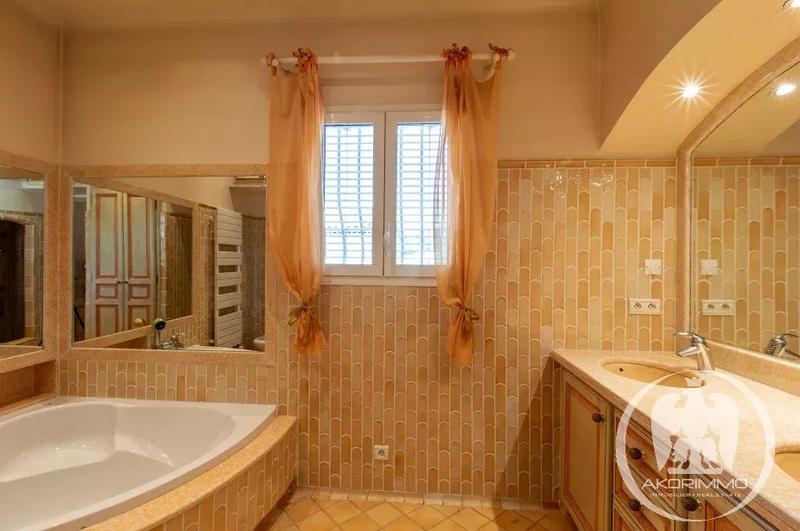 Villa - 181 m² - 7 pièces