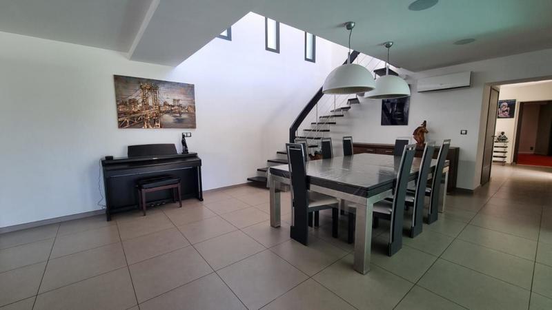 Maison - 239 m² - 4 pièces