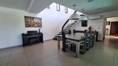 Maison - 239 m² - 4 pièces