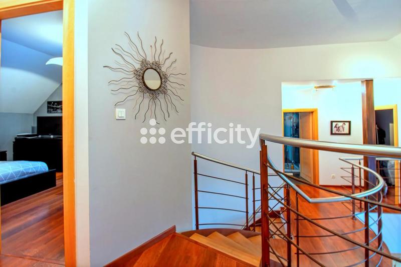 Maison - 214 m² - 8 pièces