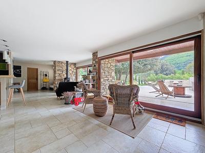 Maison - 220 m² - 7 pièces