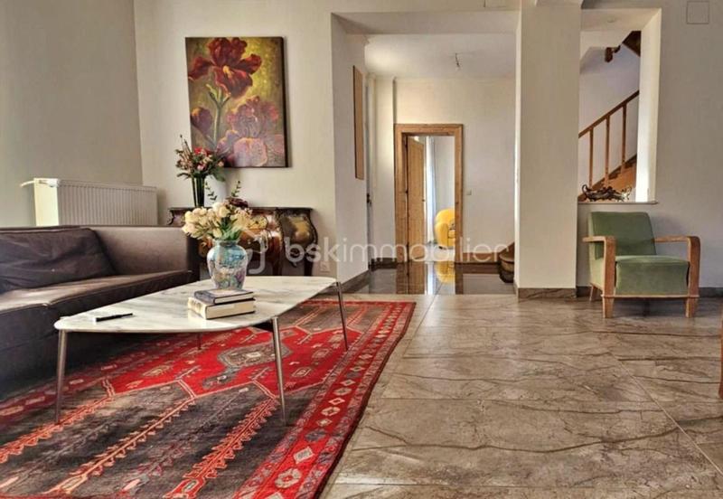 Maison - 240 m² - 8 pièces