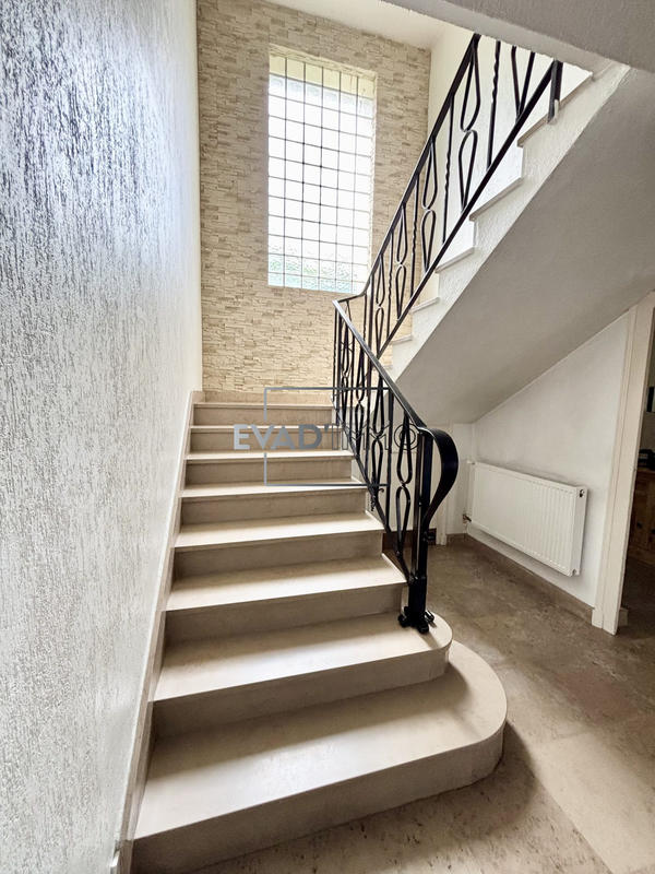 Maison - 257 m² - 8 pièces