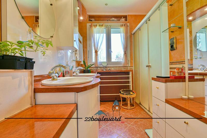 Maison - 220 m² - 7 pièces