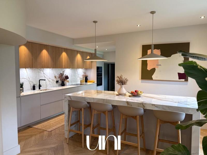 Maison - 230 m² - 6 pièces