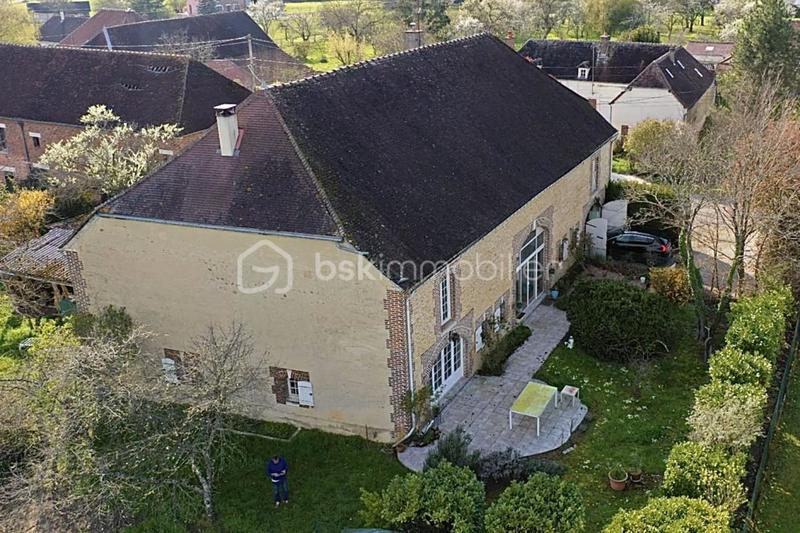 Maison traditionnelle - 223 m² - 10 pièces