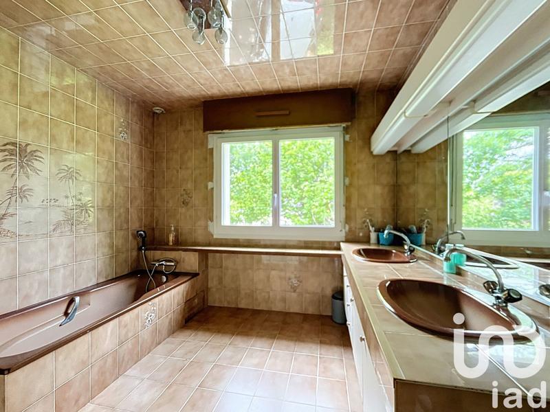 Maison - 250 m² - 8 pièces