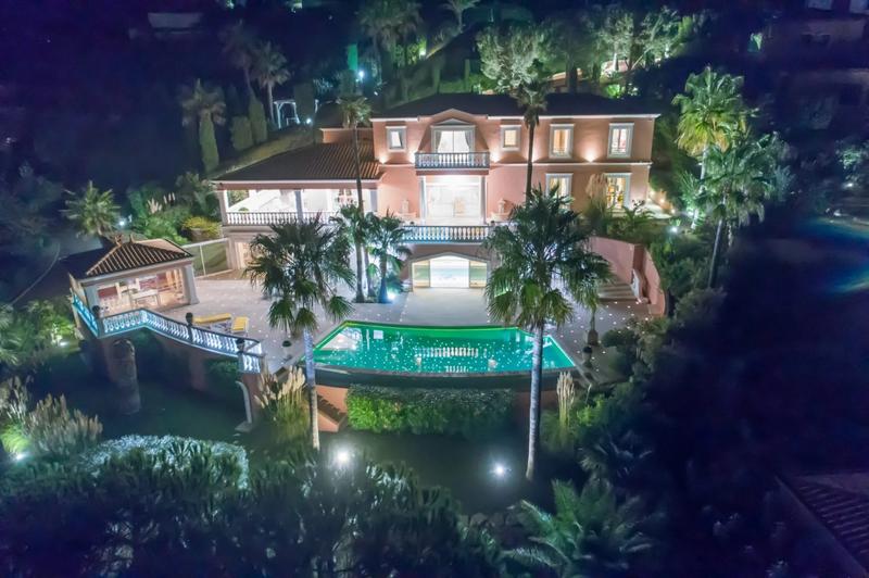 Villa - 318 m² - 8 pièces