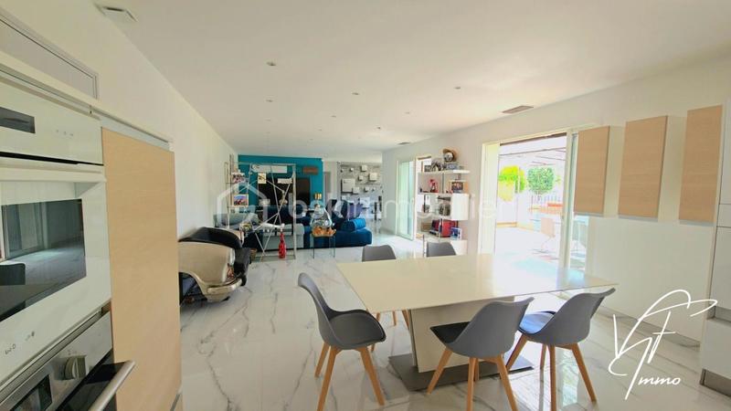 Villa - 243 m² - 8 pièces