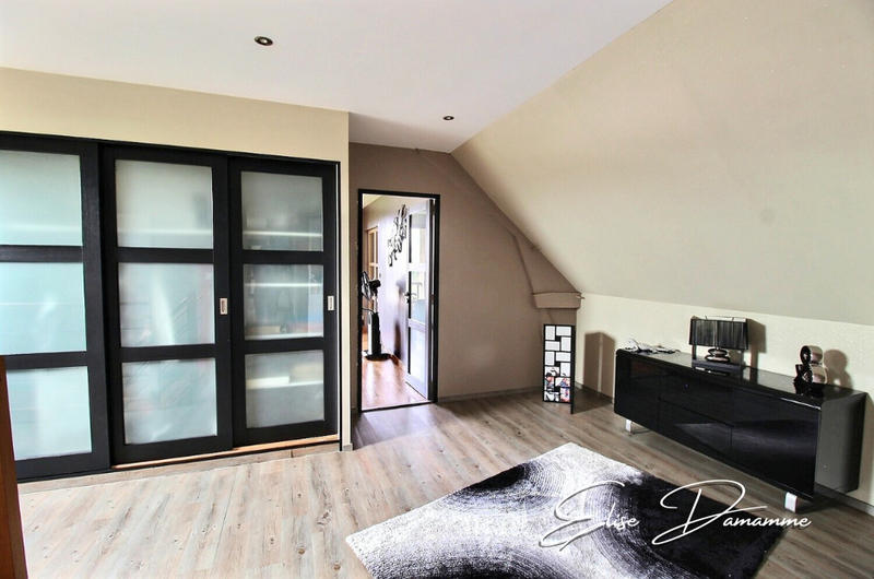 Maison - 216 m² - 6 pièces