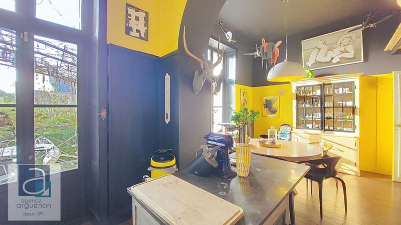 Maison - 327 m² - 11 pièces