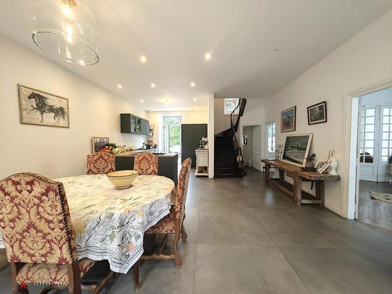 Maison - 225 m² - 9 pièces