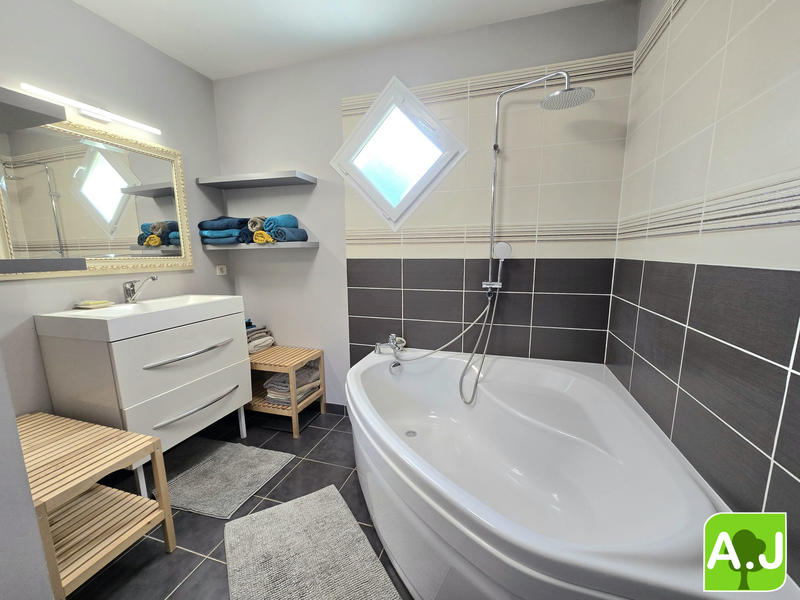 Maison - 90 m² - 5 pièces