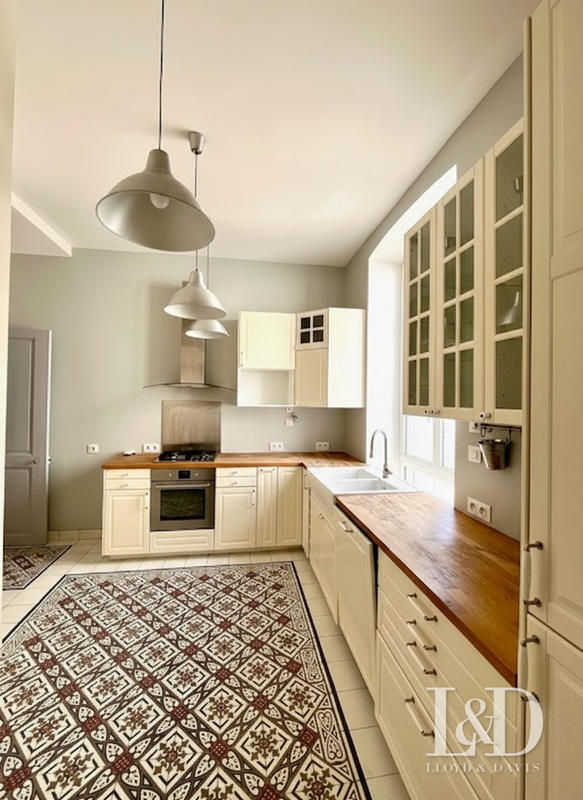 Maison - 237 m² - 10 pièces