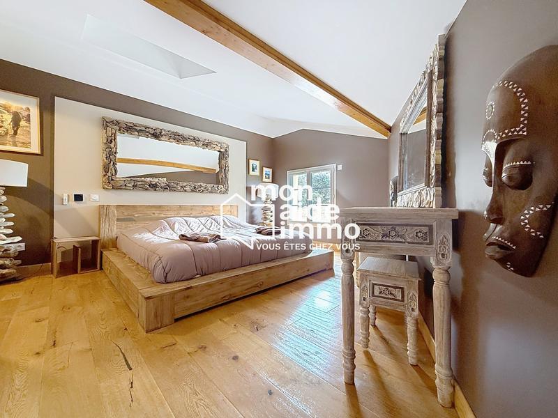 Maison - 220 m² - 6 pièces