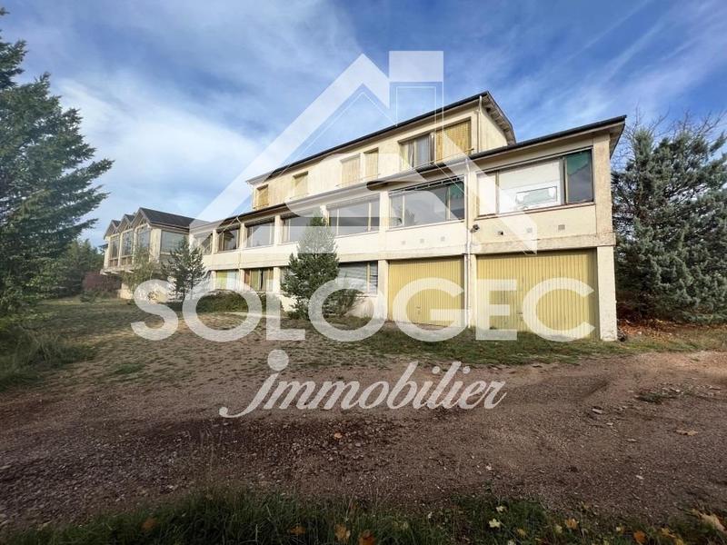 Maison - 1 238 m² - 20 pièces