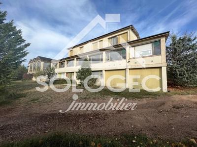 Maison - 1 238 m² - 20 pièces