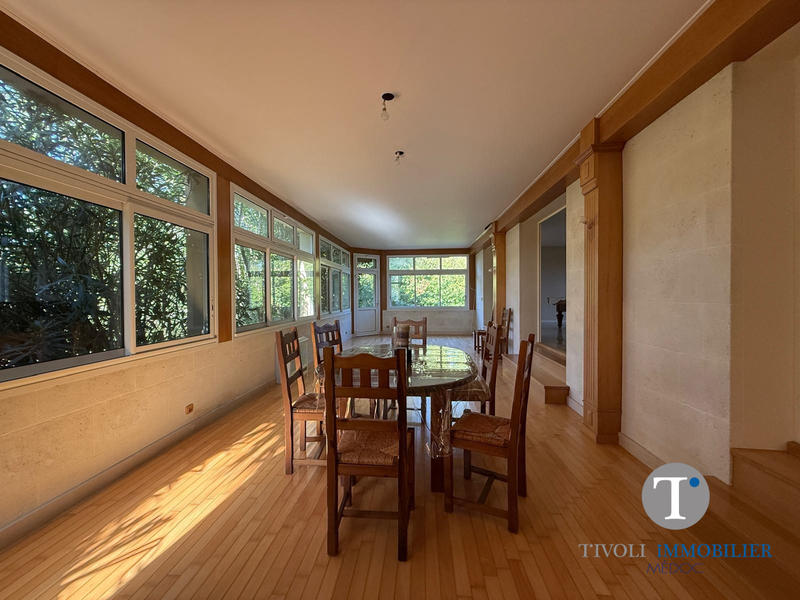 Maison - 237 m² - 8 pièces