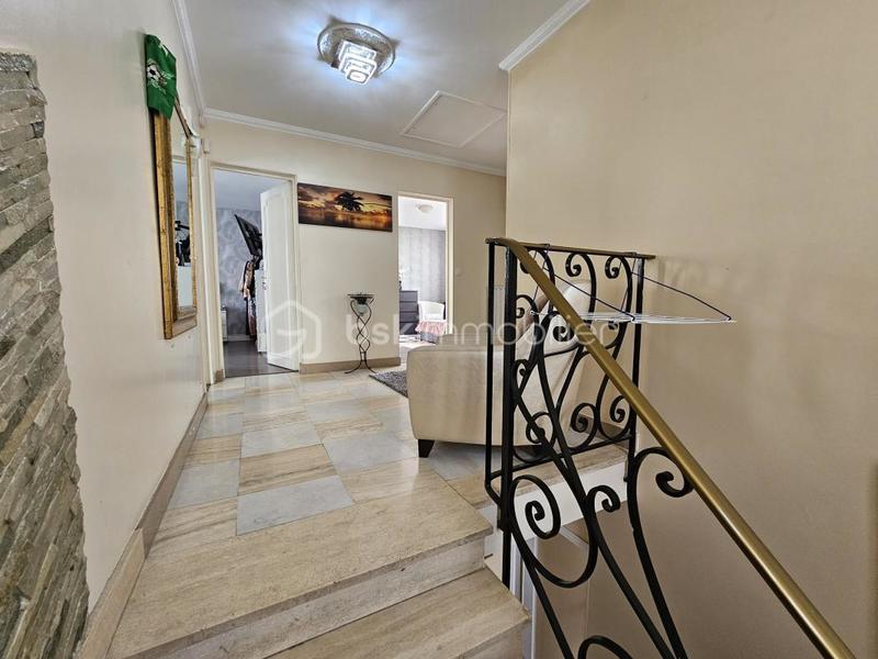 Maison - 177 m² - 8 pièces