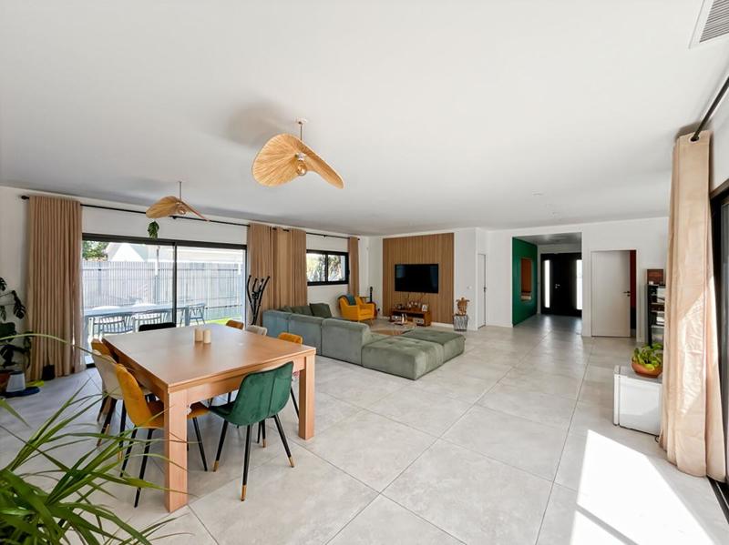 Maison - 210 m² - 5 pièces