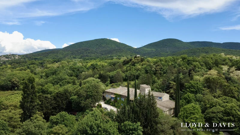 Mas - 1 400 m² - 38 pièces