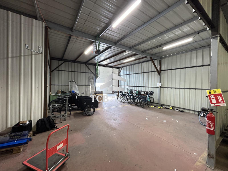 Local d'activités - 916 m²