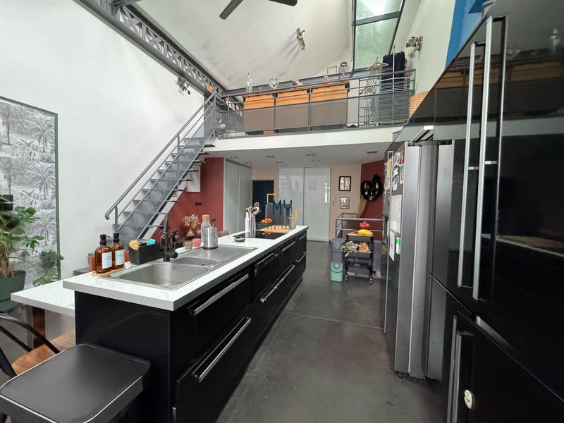 Loft - 145 m² - 6 pièces