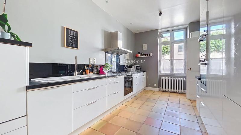 Maison - 235 m² - 10 pièces