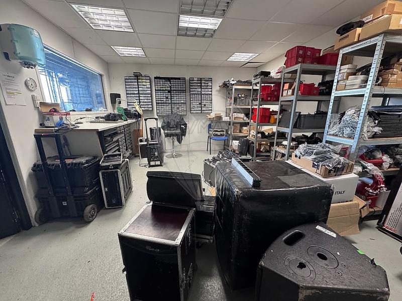 Local commercial - 1 241 m² - 6 pièces