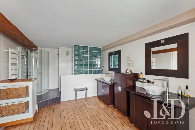 Maison - 280 m² - 9 pièces