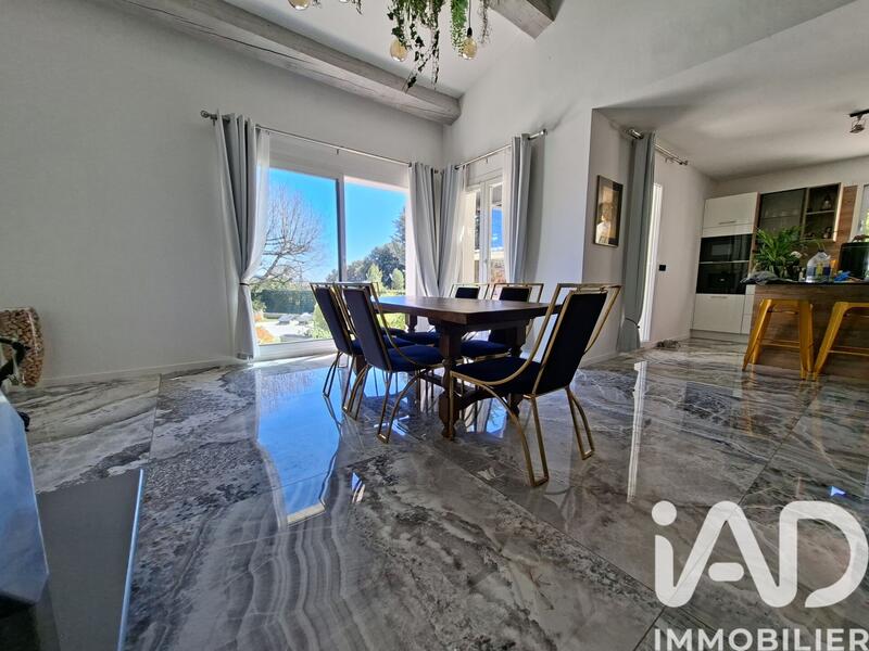 Maison - 205 m² - 7 pièces